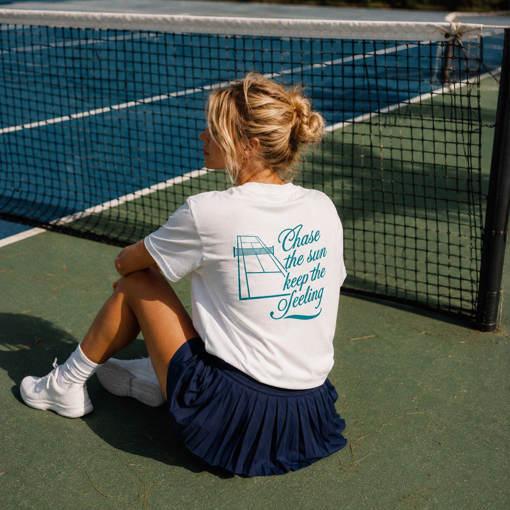T-shirt tennis chase the sun Beauséjour® femme, 100% coton biologique, illustration tennis inspirée de Saint-Tropez, vue de face.