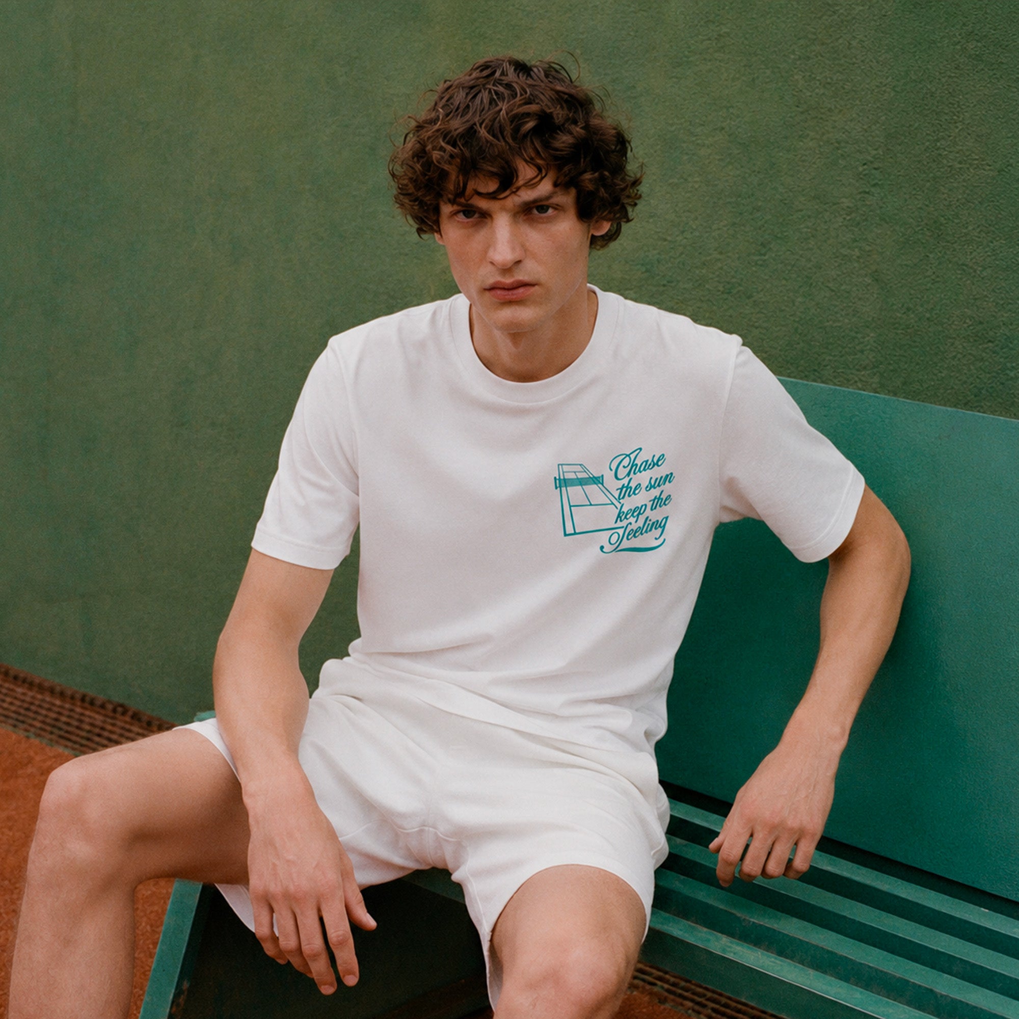 T-shirt tennis chase the sun Beauséjour® homme, détail de l'illustration tennis et de la bande de propreté intérieur col.