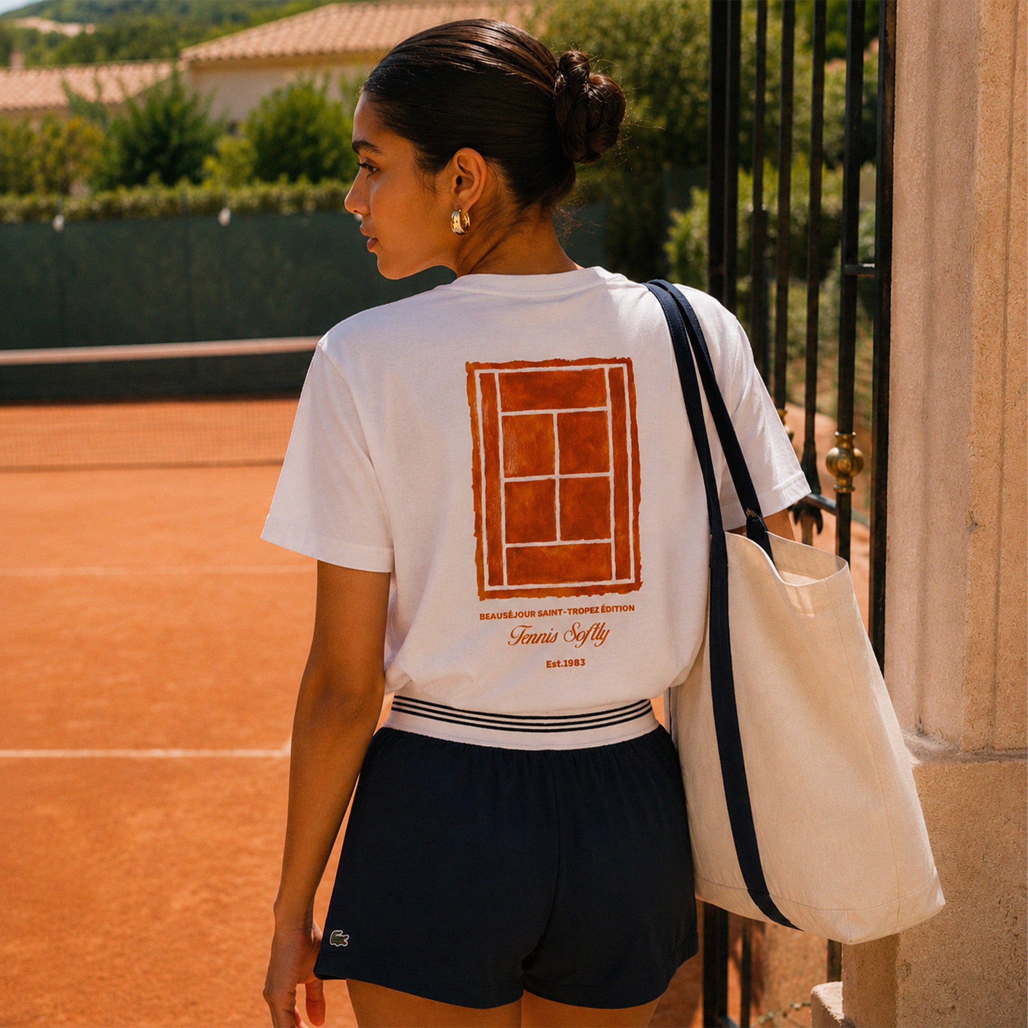 T-shirt tennis femme Beauséjour® coloris blanc porté dans un look sport chic, 100% coton biologique, esprit Côte d'Azur.