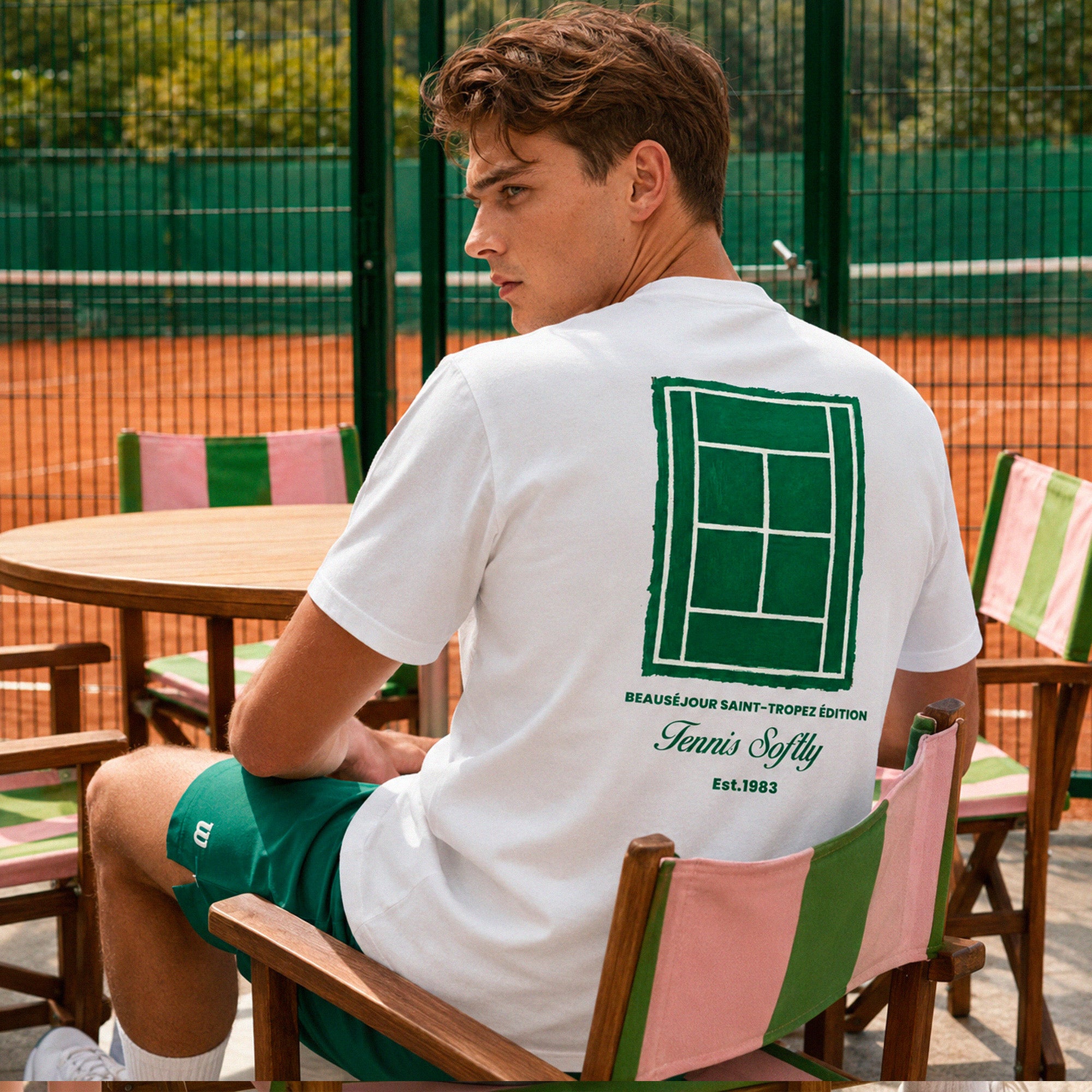 T-shirt tennis homme vert Beauséjour, 100% coton biologique, illustration tennis inspirée des courts en terre battue de Saint-Tropez.