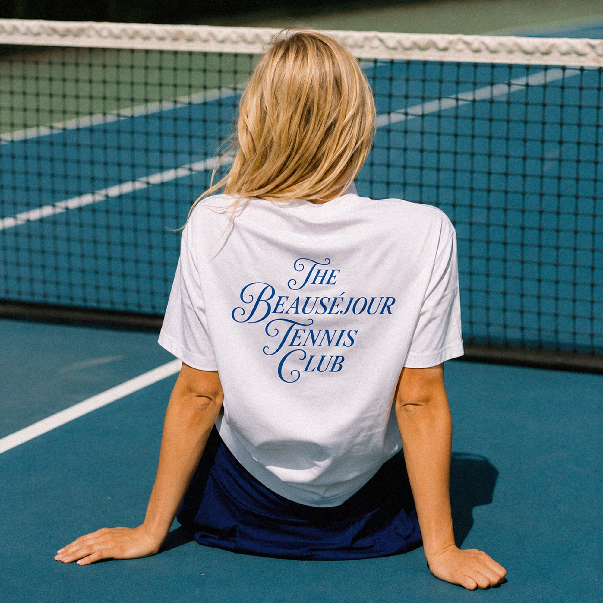 T-shirt The Beauséjour tennis club® femme, vue de face supplémentaire, illustration tennis inspirée de Saint-Tropez.