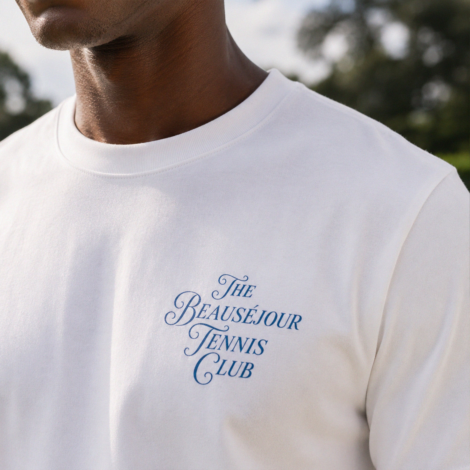 T-shirt The Beauséjour tennis club® homme, détail de l'illustration tennis et de la bande de propreté intérieur col.