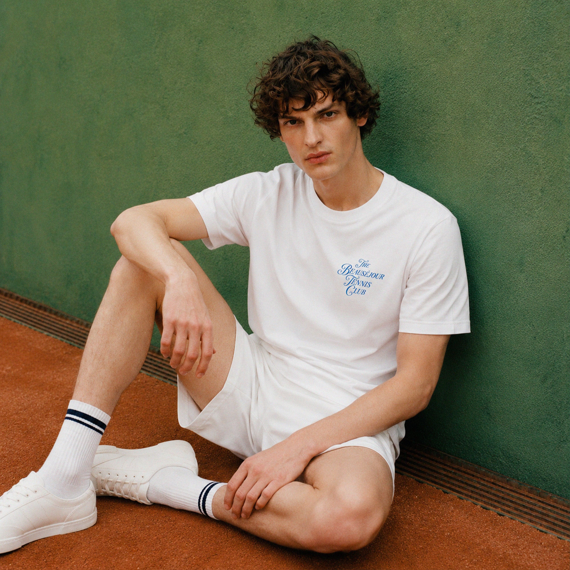 T-shirt The Beauséjour tennis club® homme, 100% coton biologique, illustration tennis inspirée de Saint-Tropez, vue de face.