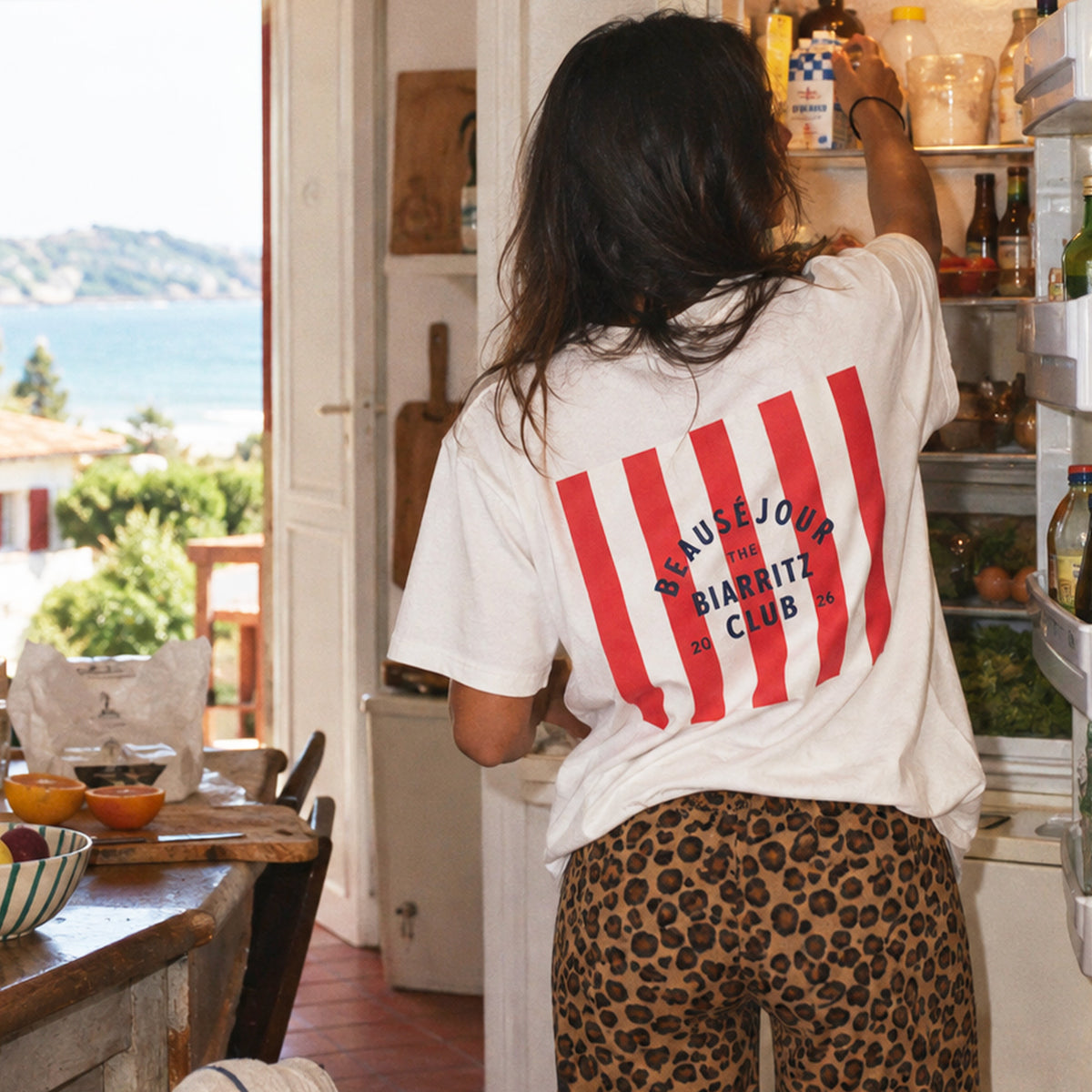 T-shirt blanc Beauséjour Biarritz Club avec grand imprimé rouge rayé au dos, inspiré de l’univers surf, voyage et lifestyle de Biarritz.