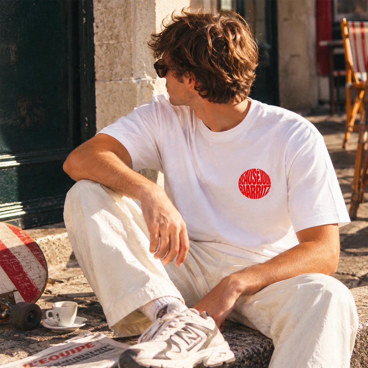 homme avec t-shirt blanc Biarritz Club, vue de face – Beauséjour France.