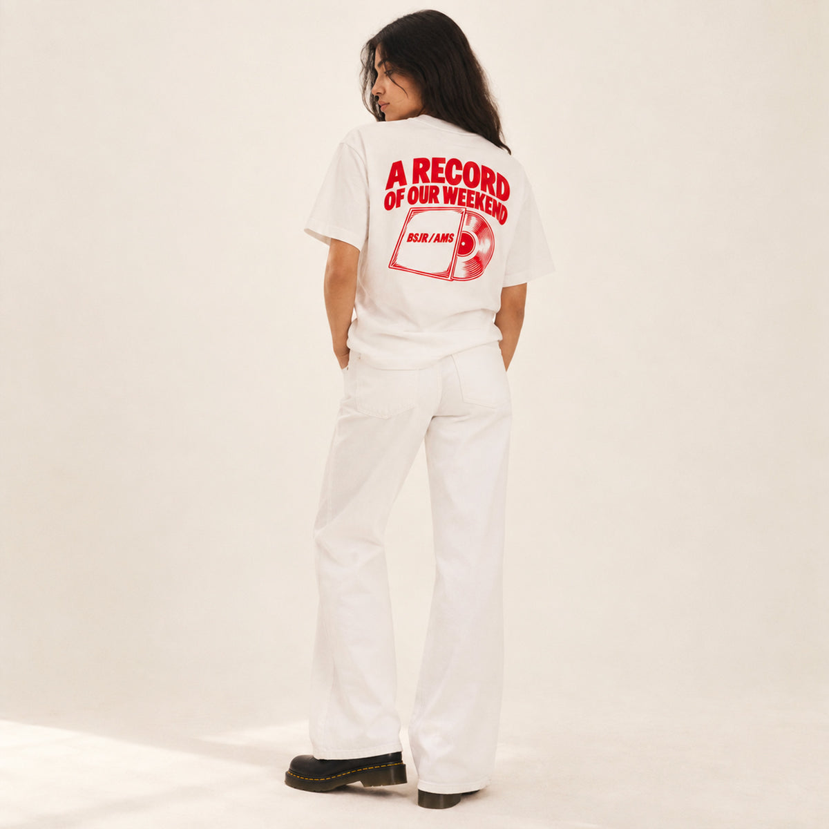 T-shirt boxy Record Beauséjour blanc porté par une femme.