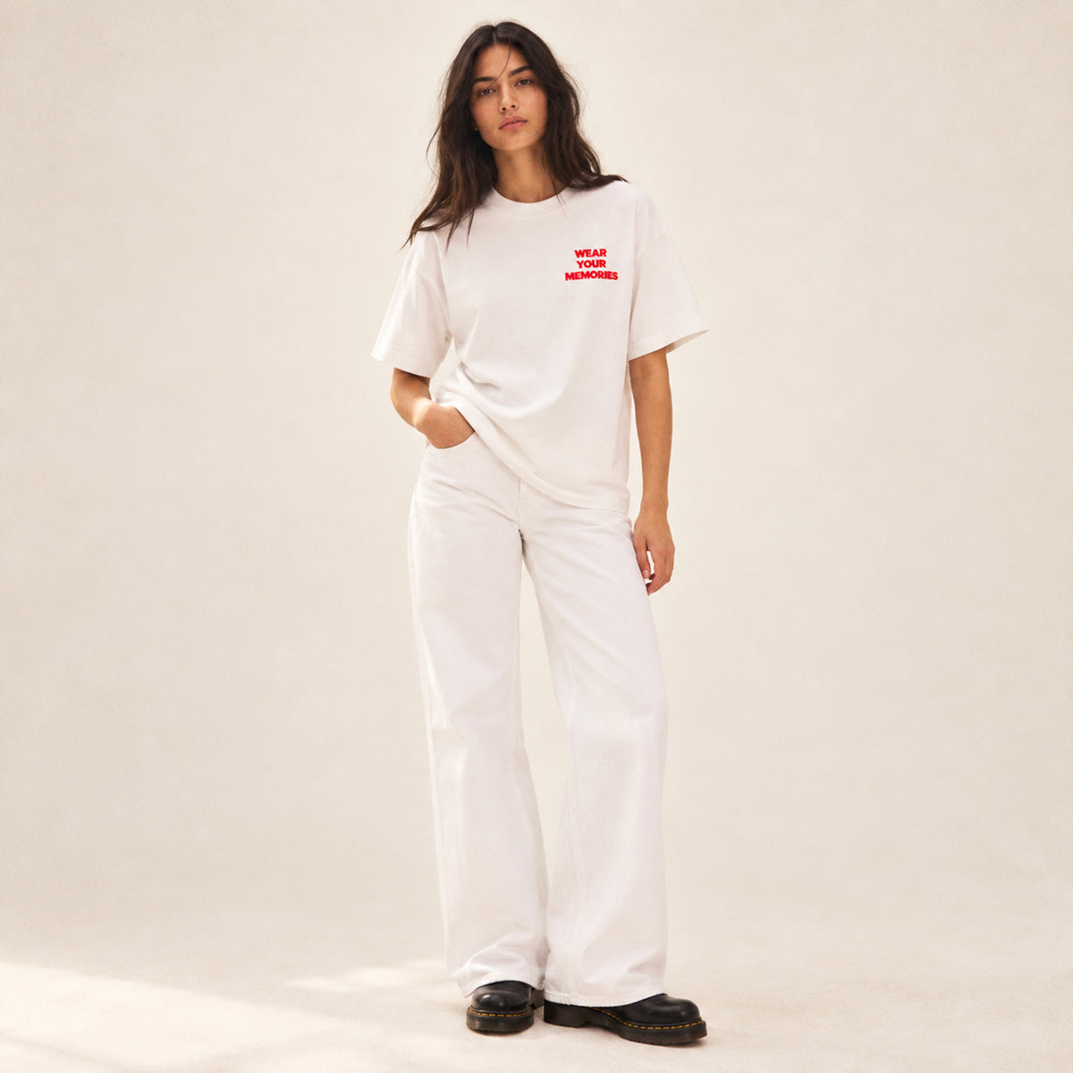 T-shirt boxy Record Beauséjour blanc porté par une femme, vue 2.
