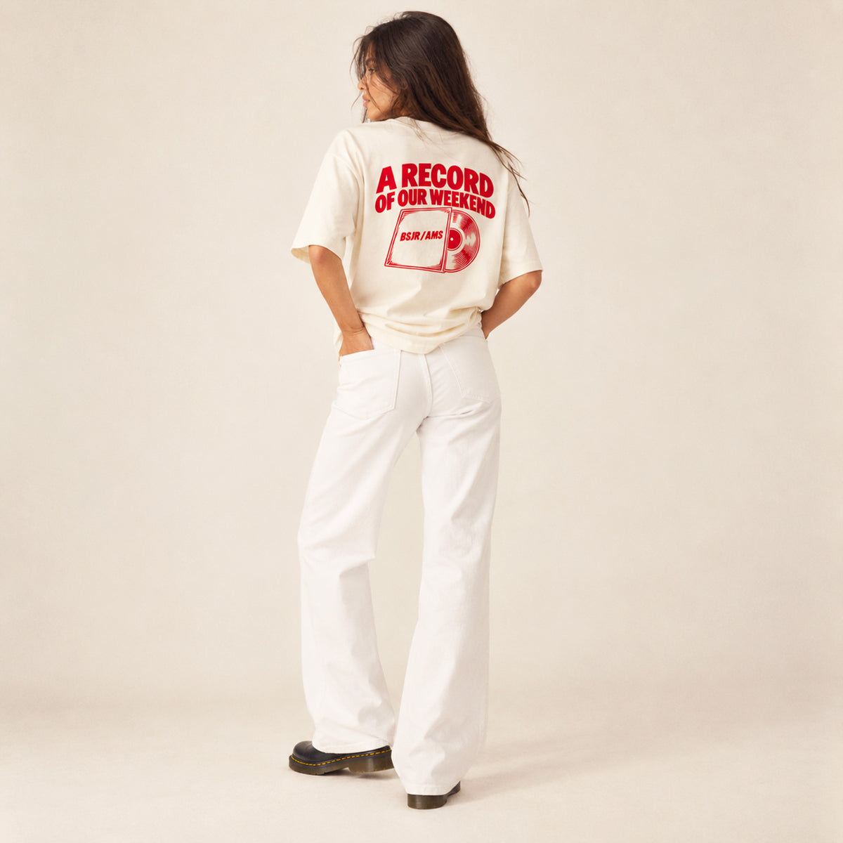 T-shirt boxy Record Beauséjour crème porté par une femme.