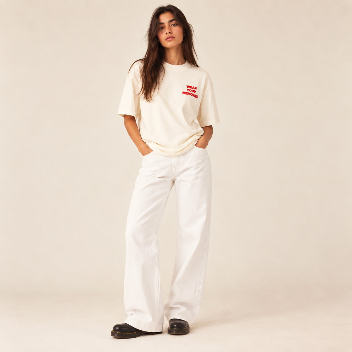T-shirt boxy Record Beauséjour crème porté par une femme, vue 2.