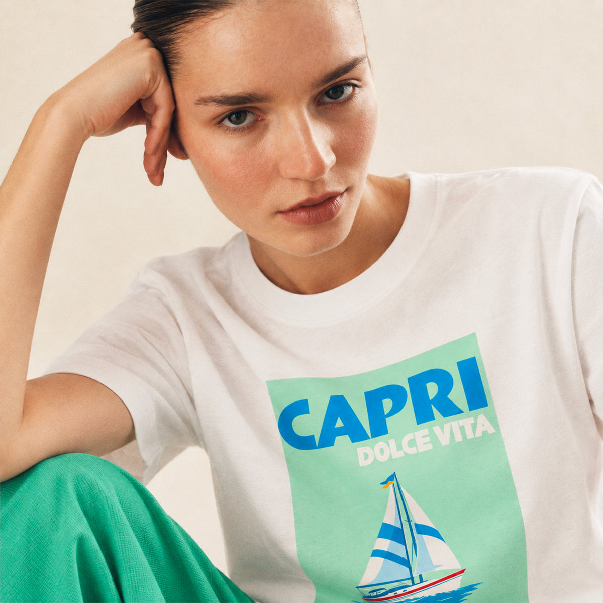 Femme portant un t-shirt Capri Dolce Vita Beauséjour en studio. plan serré capri.