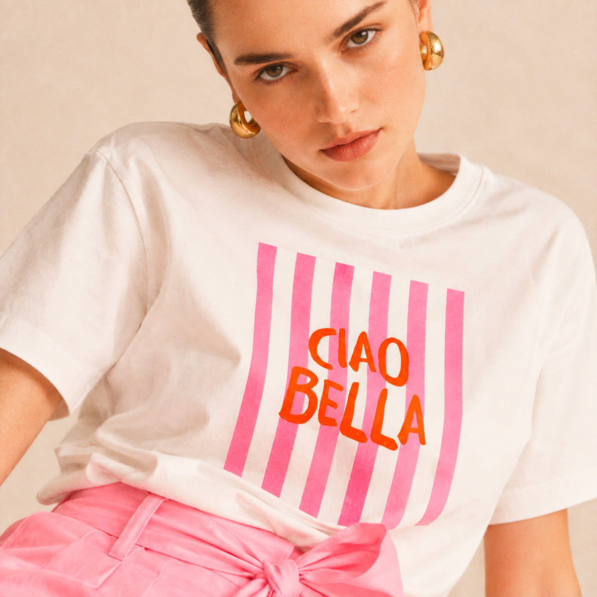 T-shirt blanc Ciao Bella Beauséjour en coton biologique 180g, imprimé Ciao Bella, collection Dolce Vita inspirée de la côte amalfitaine. zoom illustration.