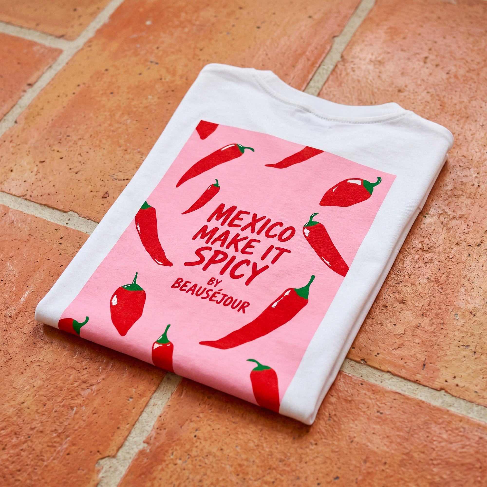 T-shirt femme blanc Beauséjour avec print Mexico Make It Spicy et motifs piments rouges, look estival casual chic.