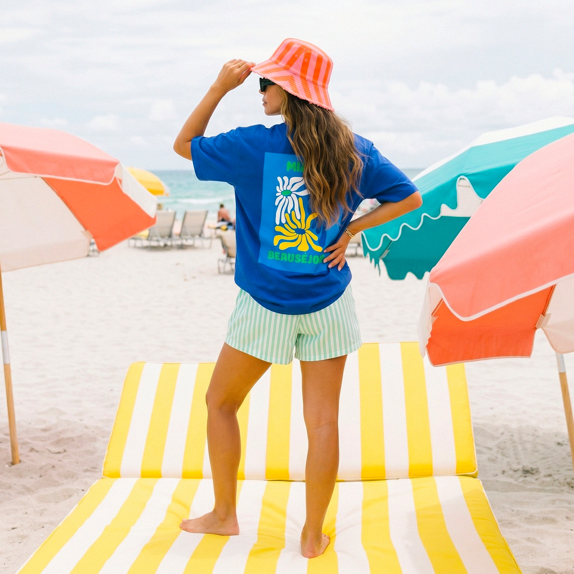 tshirt bleu design graphique miami fleurs style pop