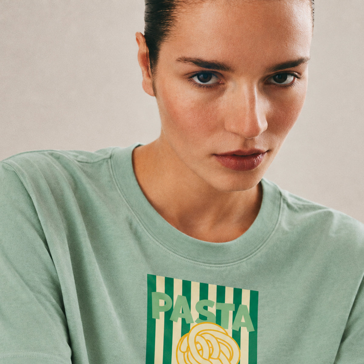 Femme portant un t-shirt aloe Pasta Club Beauséjour en coton biologique, vue produit.