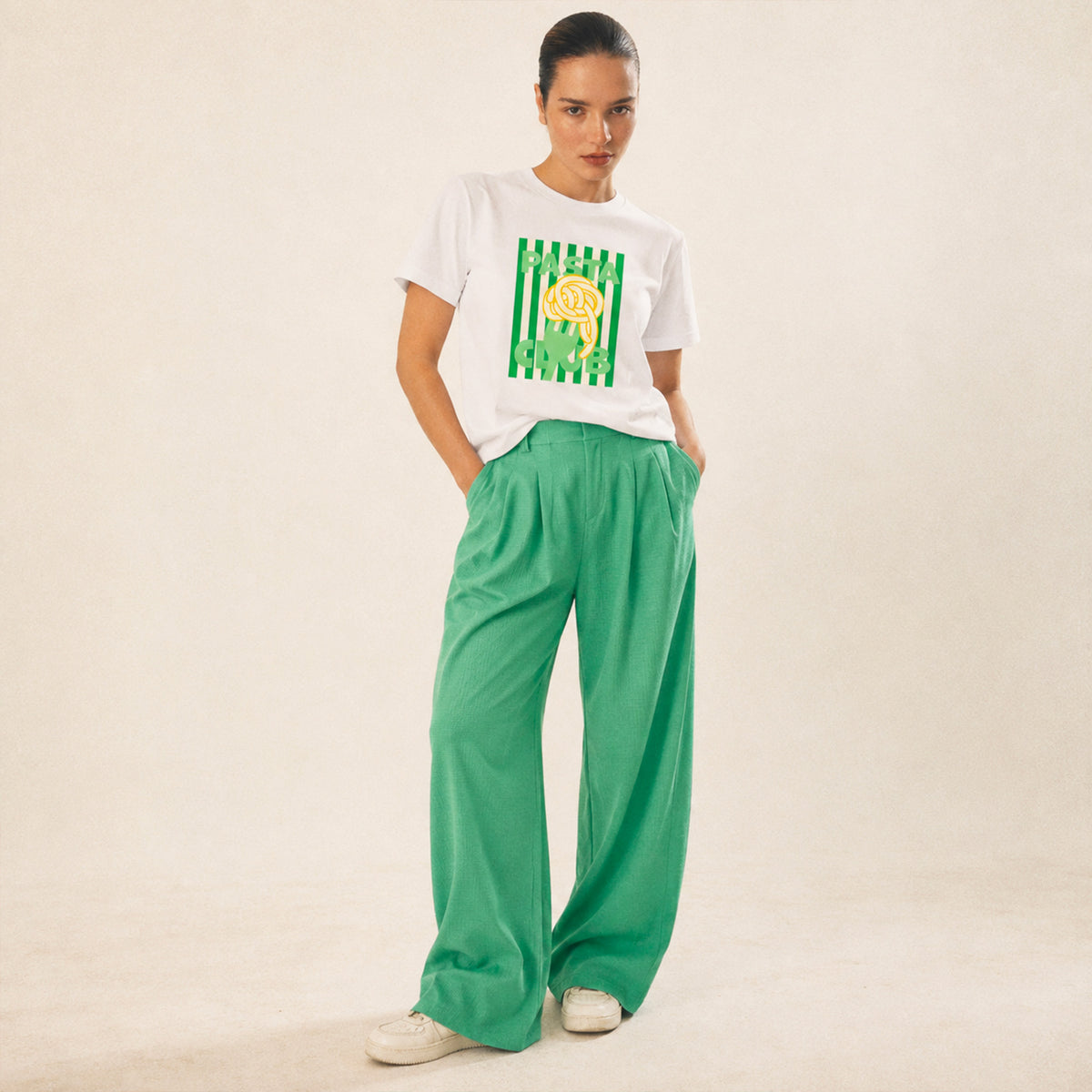 Femme portant un t-shirt blanc Pasta Club avec imprimé vert, Beauséjour.