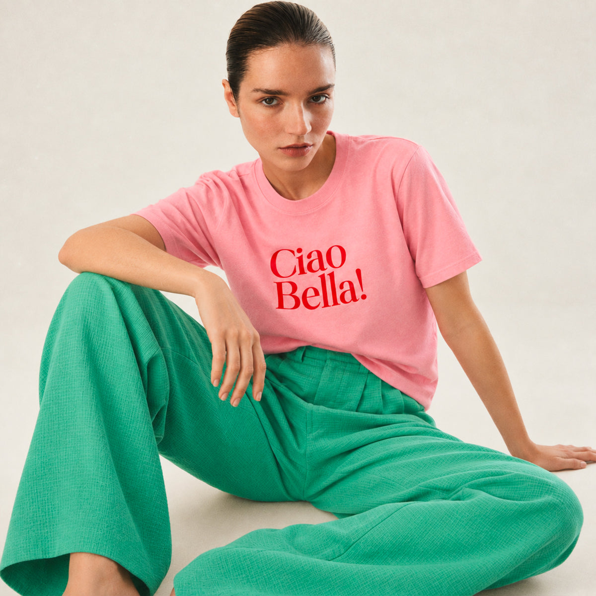 Femme portant un t-shirt rose Ciao Bella Beauséjour en coton biologique.