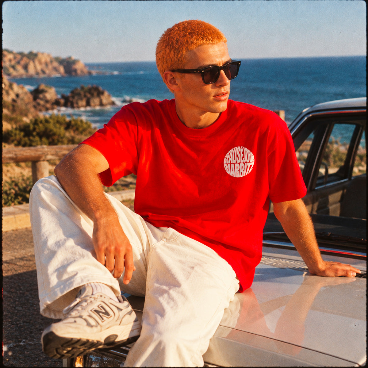 homme portant un tshirt rouge beausejour biarritz. imprimé sur le coeur