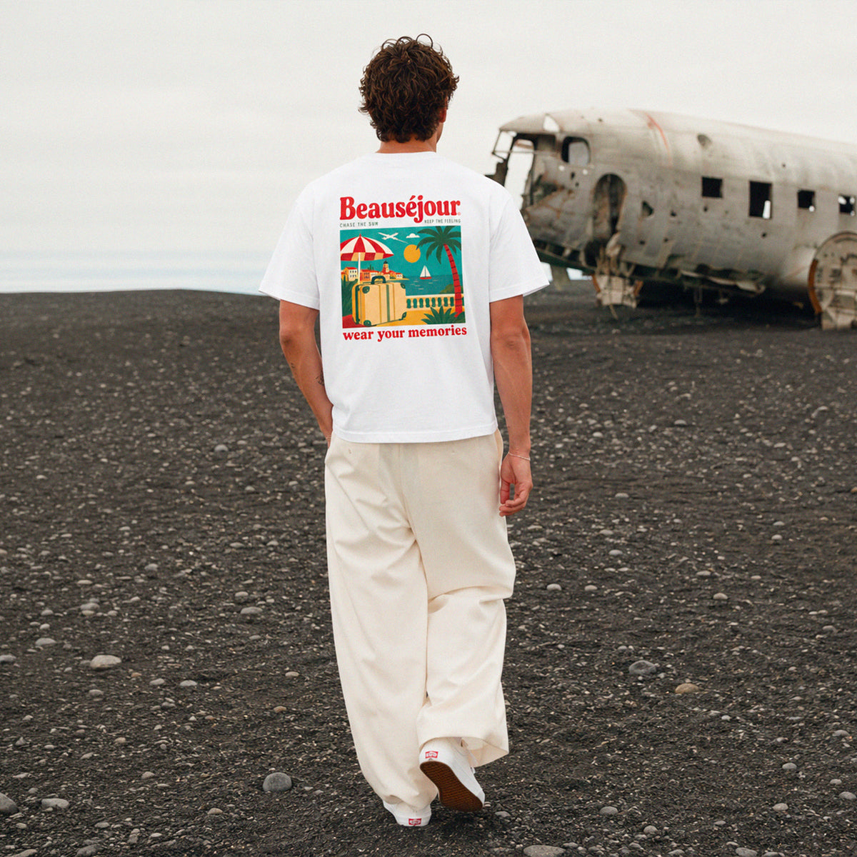 T-shirt Boxy Wear Your Memories Beauséjour blanc, porté par un homme, vue 2.